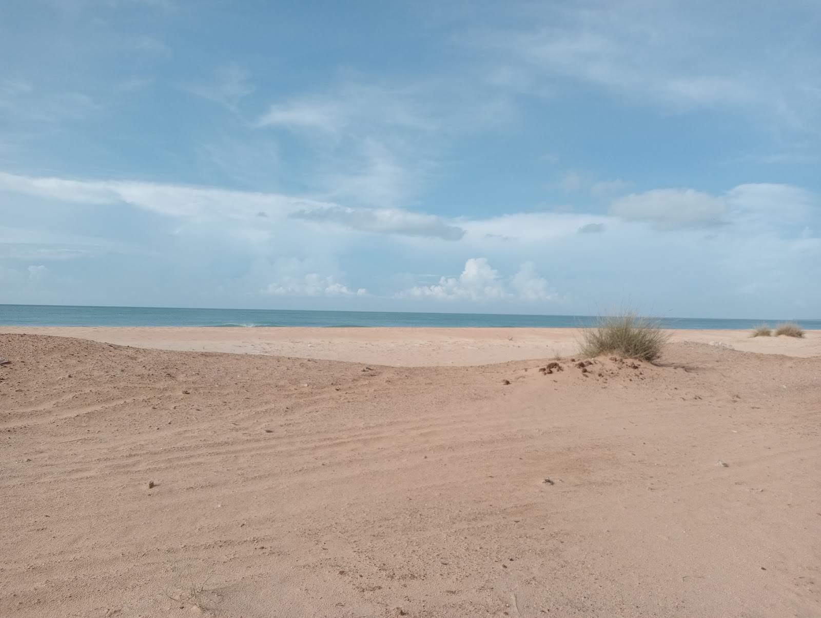Foto av Navaladi Beach med turkos rent vatten yta