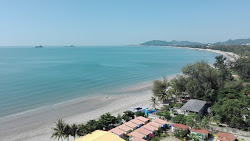 Khao Takiab Beach'in fotoğrafı geniş bir kıyı şeridi ile birlikte