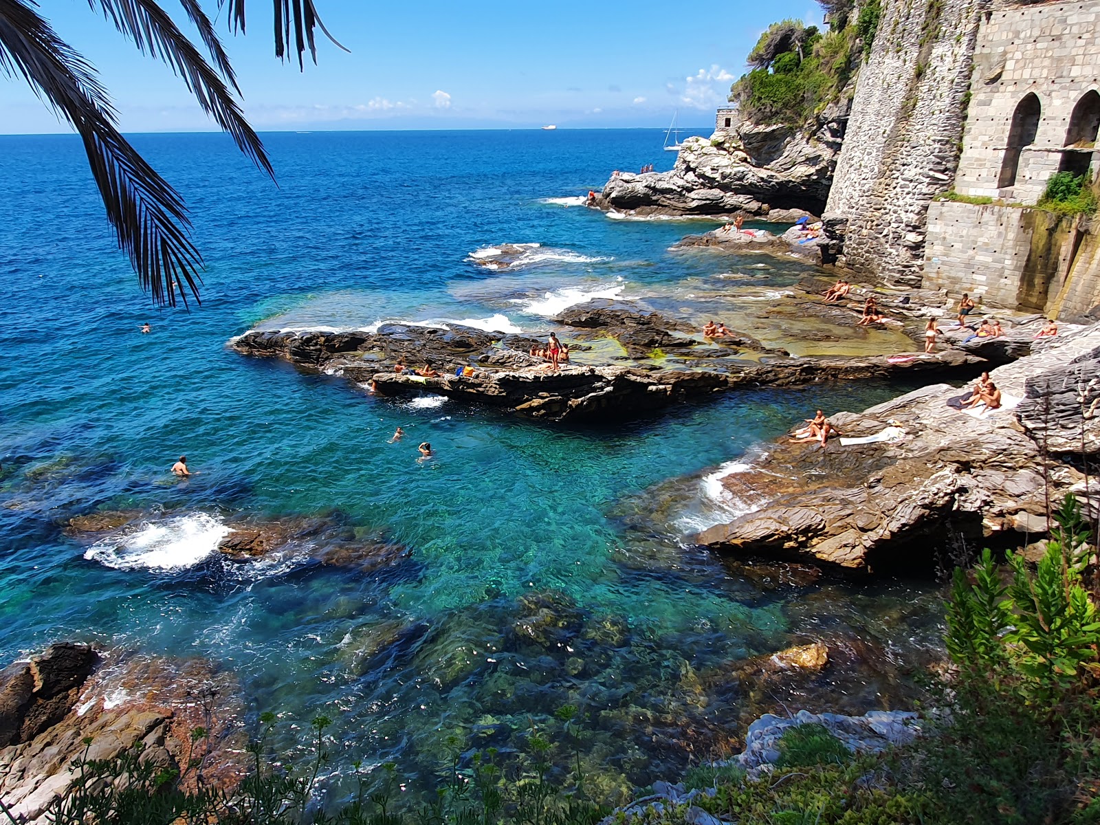 Foto di Bordigotto Beach con una superficie del rocky shore