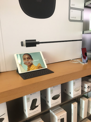 Computer Store «Apple Eton», reviews and photos, 28849 Chagrin Blvd, Woodmere, OH 44122, USA