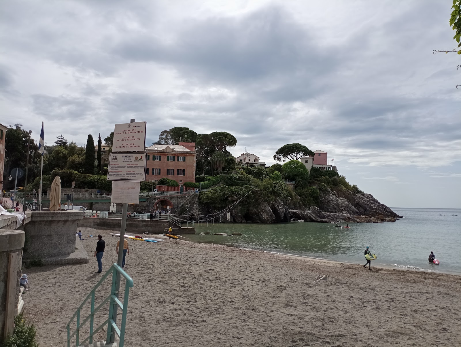 Valokuva La Spiaggia del Porticciolo di Nerviista. tukeutunut kallioilla