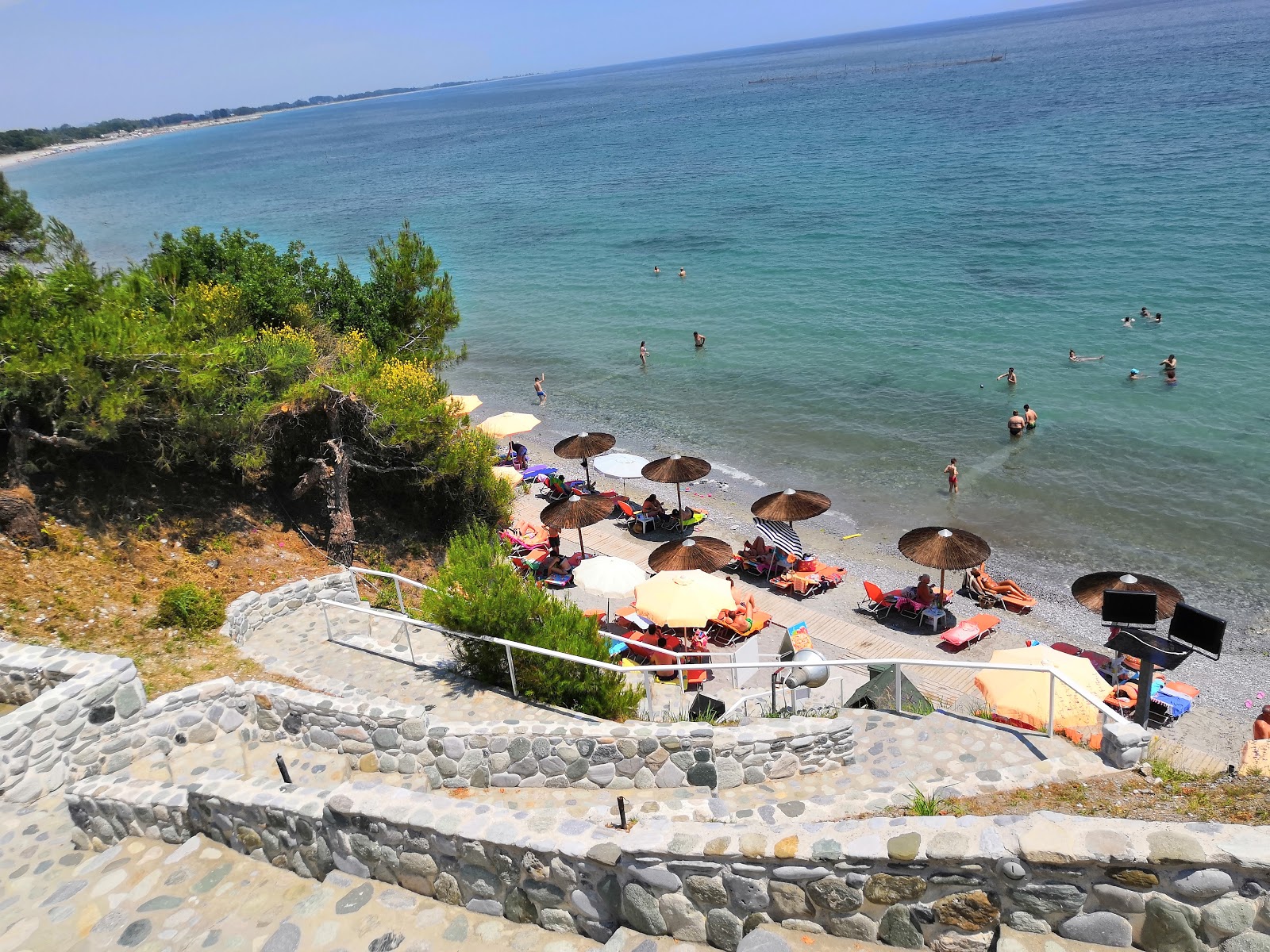 Akrotiri beach的照片 带有灰卵石表面