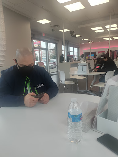 Cell Phone Store «T-Mobile», reviews and photos, 920 15th St SW Suite 105, Auburn, WA 98001, USA