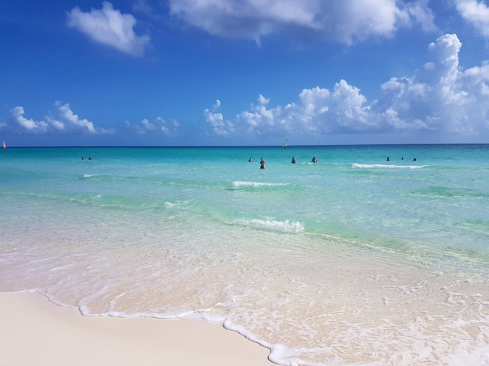 Φωτογραφία του Παραλία Κάγιο Σάντα Μαρία με μακρά ευθεία ακτή