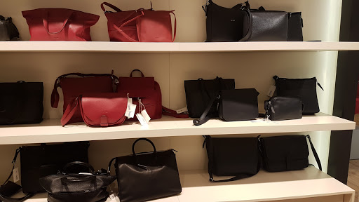 Stores to buy women's backpacks Düsseldorf