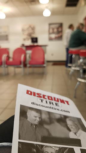 Tire Shop «Discount Tire Store - Livonia, MI», reviews and photos, 18975 Middlebelt Rd, Livonia, MI 48152, USA