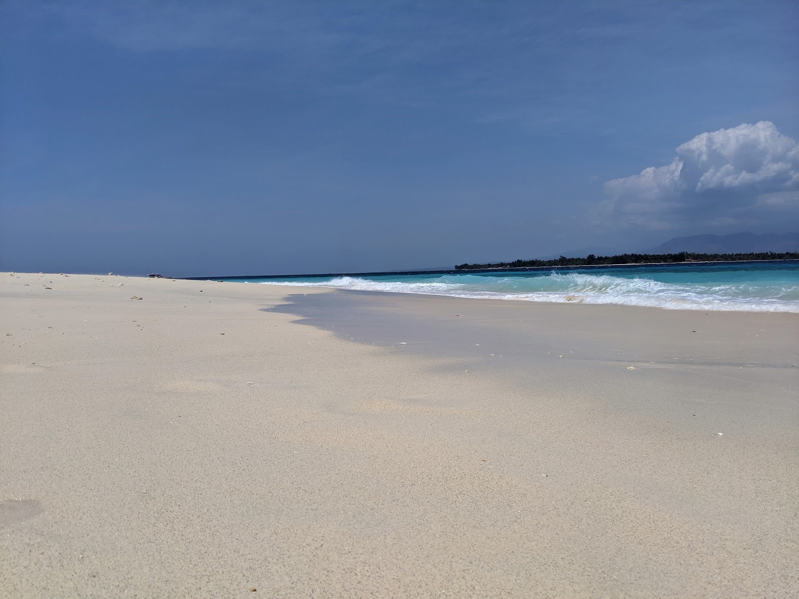 Foto de Gili Meno South-East Beach com água cristalina superfície