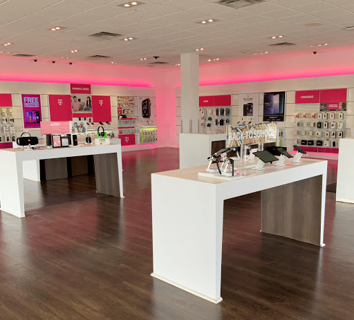 Cell Phone Store «T-Mobile», reviews and photos, 33 E Colorado Blvd, Pasadena, CA 91105, USA
