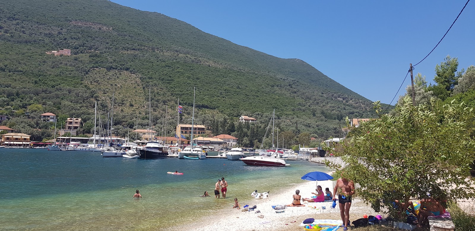 Foto di Sivota beach con una superficie del piccoli ciottoli beige