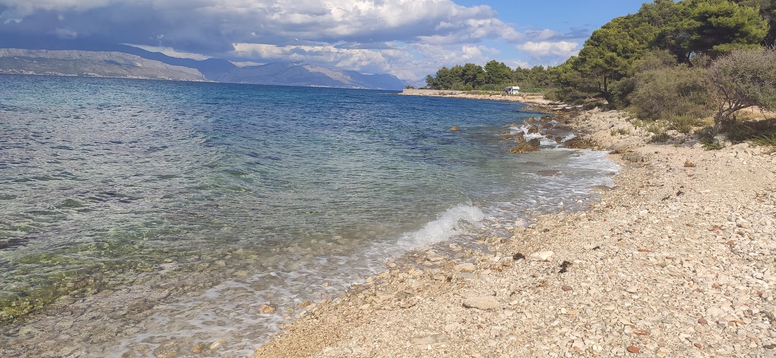 Foto av Tatinja beach med turkos rent vatten yta