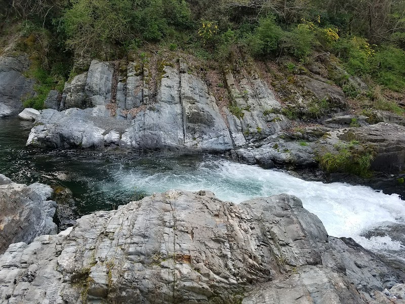 秋川渓谷サンドイッチ岩
