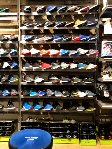 Sporting Goods Store «Fleet Feet Sports - Old Town», reviews and photos, 1620 N Wells St, Chicago, IL 60614, USA