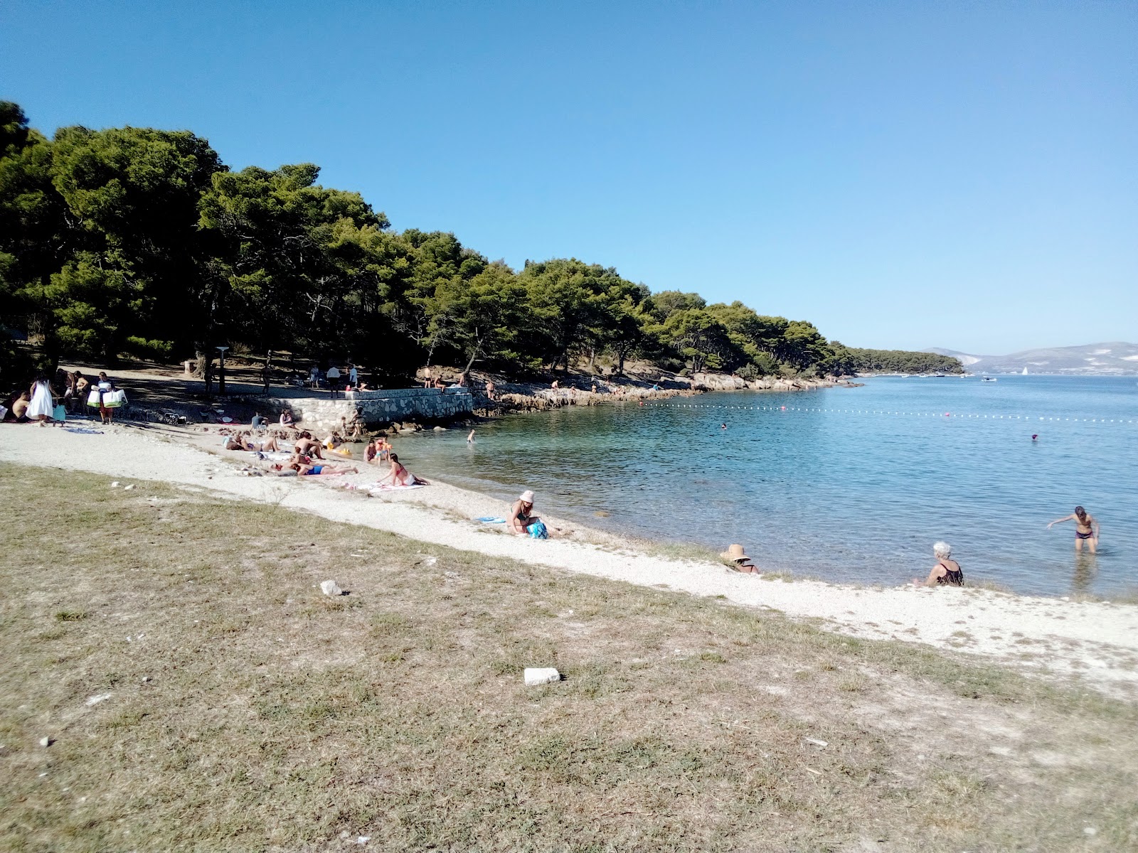 Foto di Prva Voda beach con una superficie del ciottolo leggero
