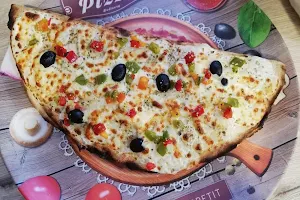 Pizza dorata image