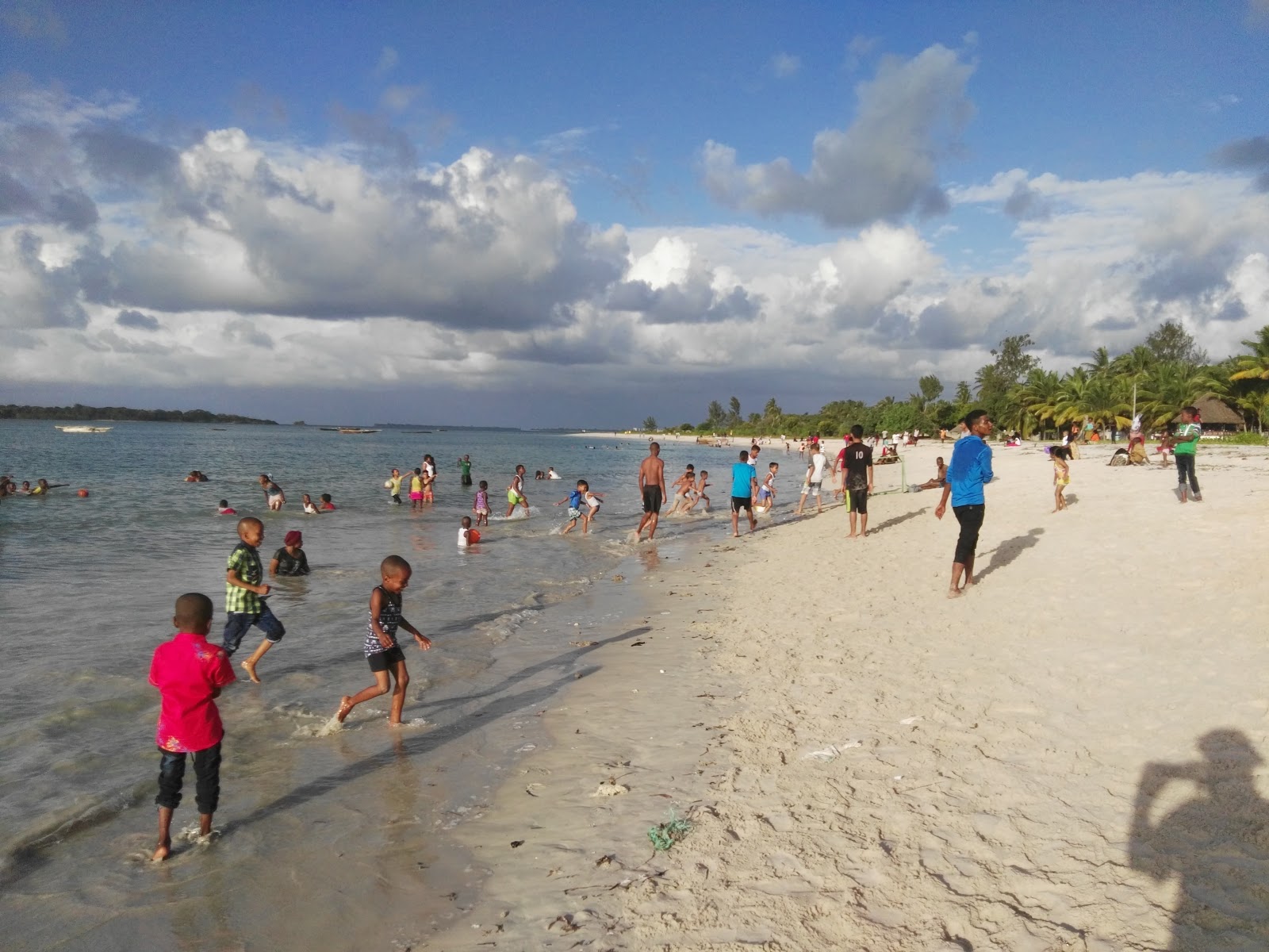 Foto de Bakhresa Beach - lugar popular entre os apreciadores de relaxamento