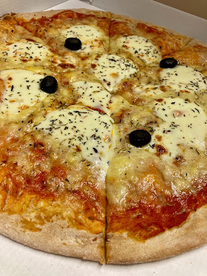 Le comptoir a pizzas à Courthézon