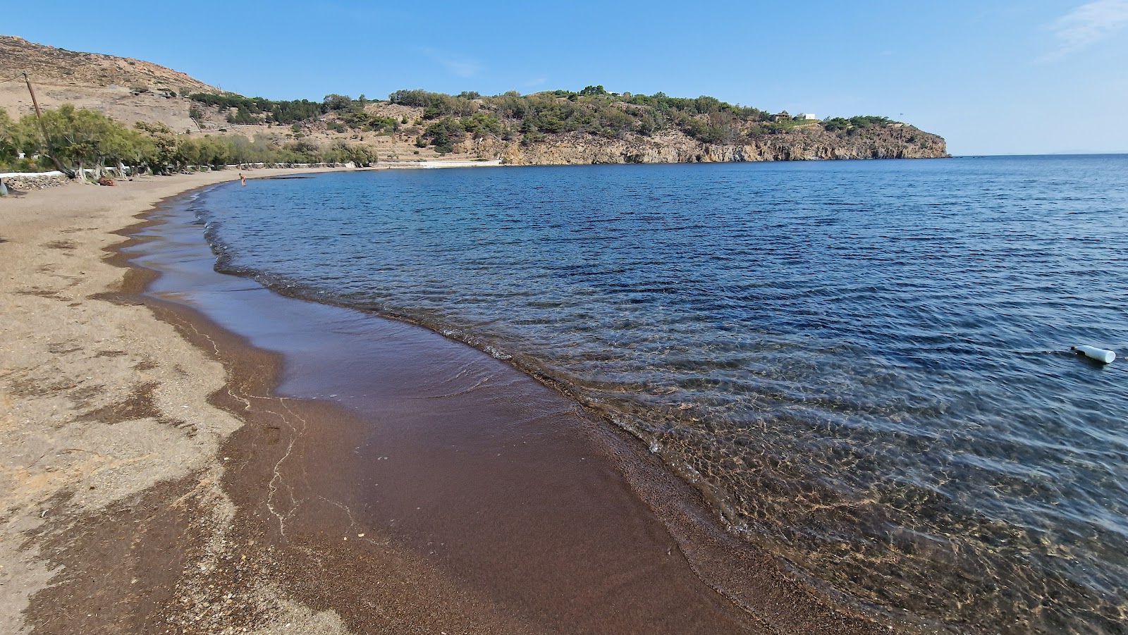 Paralia Meli'in fotoğrafı dağlarla çevrili