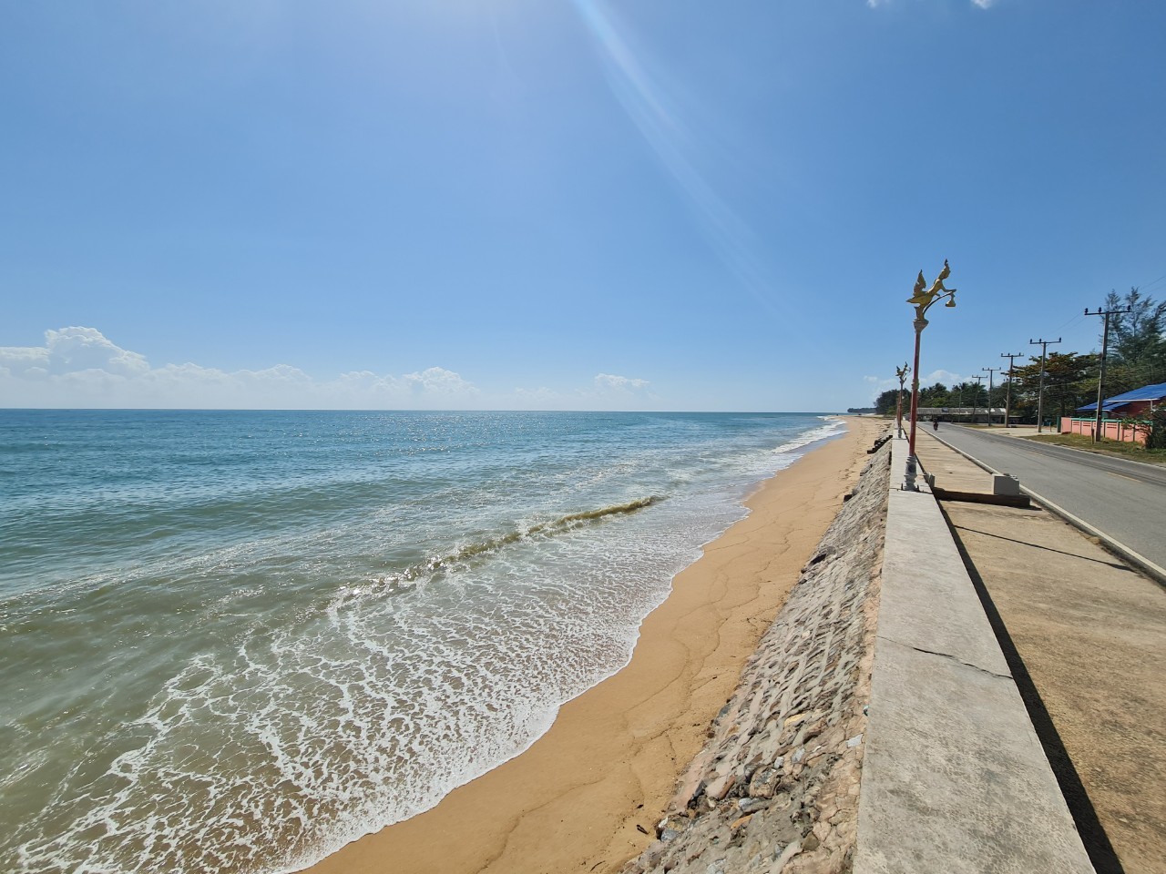 Foto di Thap Sakae Beach con costa lunga e dritta