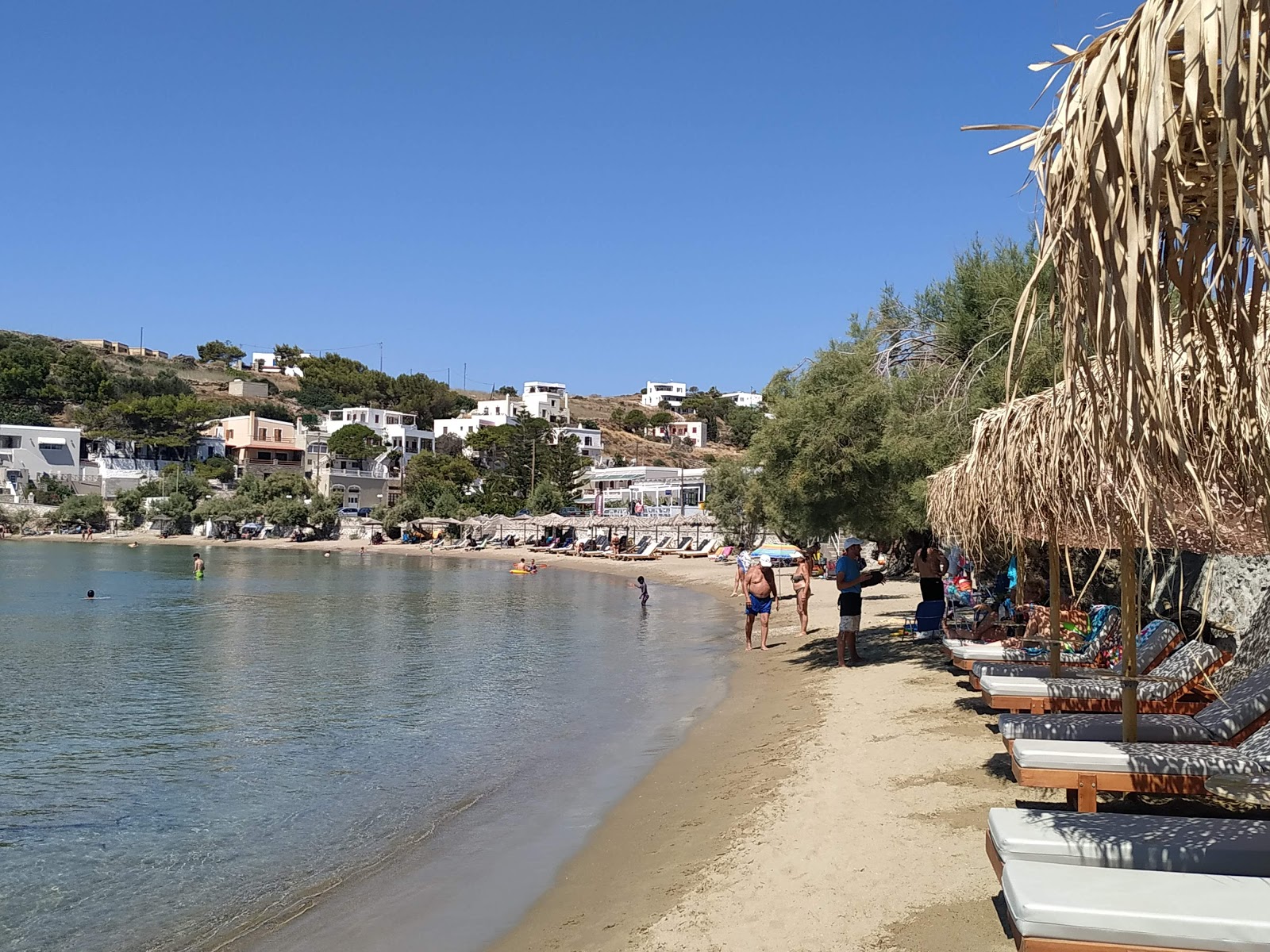 Megas Gialos Plajı'in fotoğrafı uçurumlarla desteklenmiş