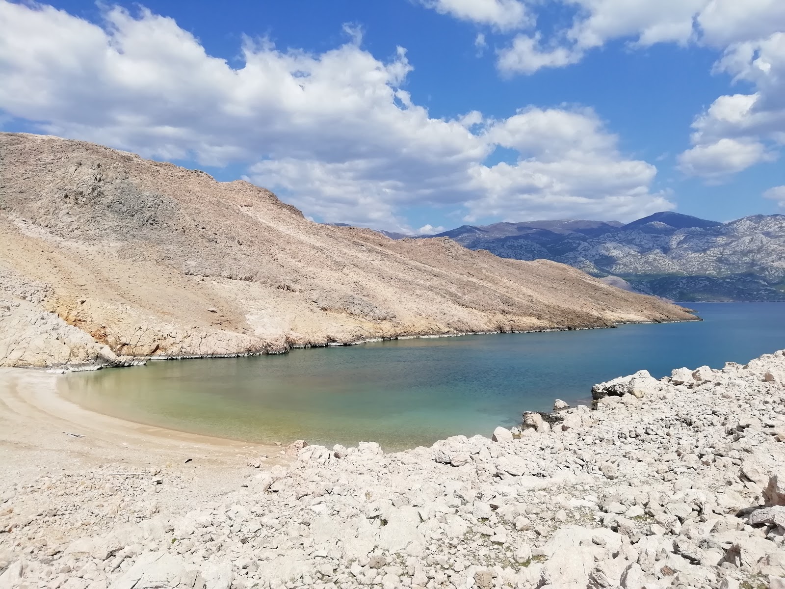 Photo de Baska slana beach - endroit populaire parmi les connaisseurs de la détente