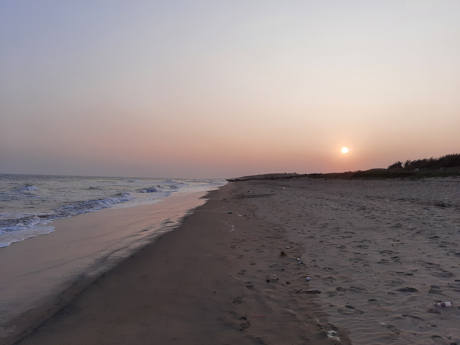 Foto de Dhabaleshwar Beach - lugar popular entre os apreciadores de relaxamento
