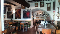 Atmosphère du Restaurant Caviste La Fontaine à Villars - n°10