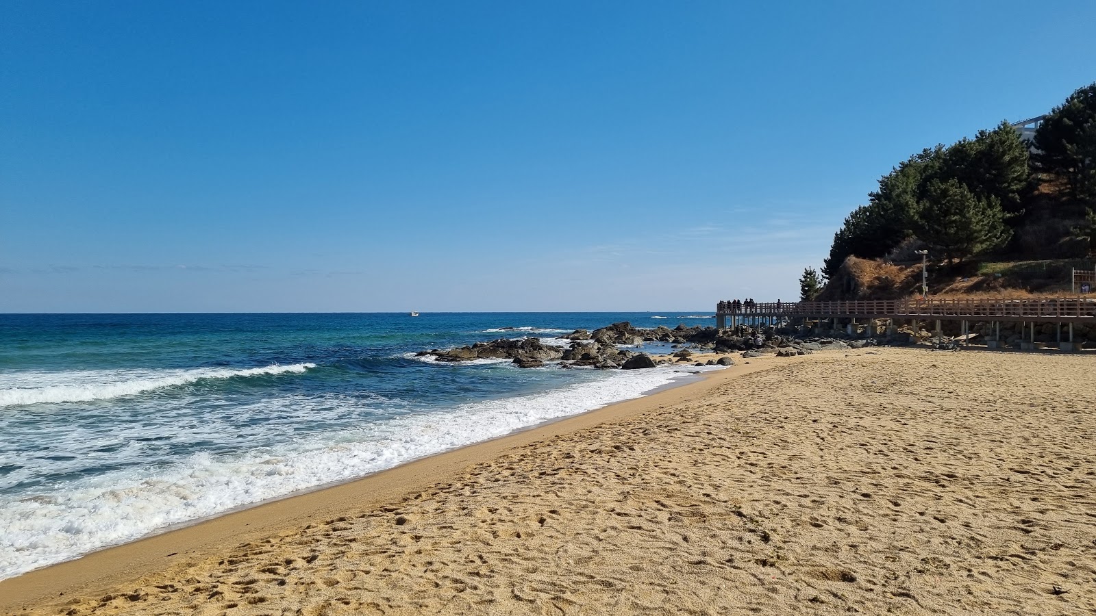 Fotografie cu Sokcho Beach - locul popular printre cunoscătorii de relaxare