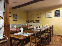 Atmosphère du Restaurant Des 4 Quatres Routes à Le Mesnil-Mauger - n°5
