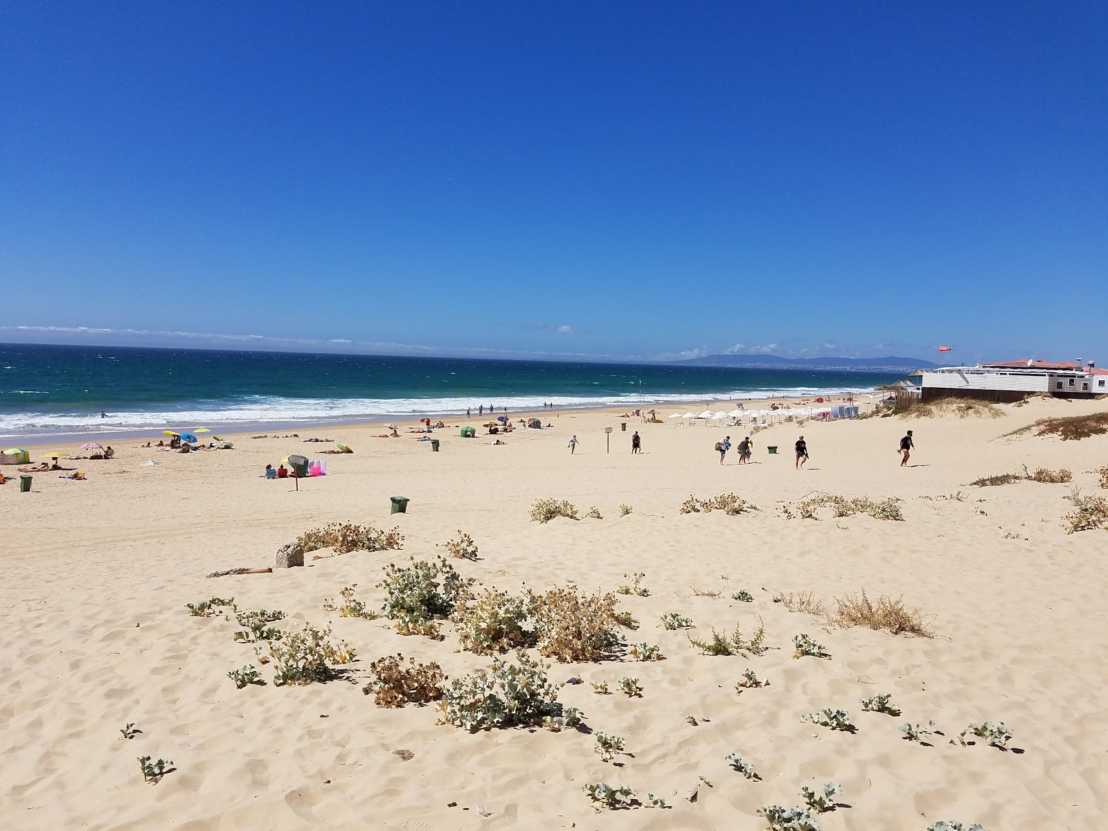 Φωτογραφία του Praia da Fonte da Telha περιτριγυρισμένο από βουνά