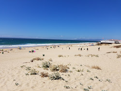 Praia da Fonte da Telha'in fotoğrafı dağlarla çevrili