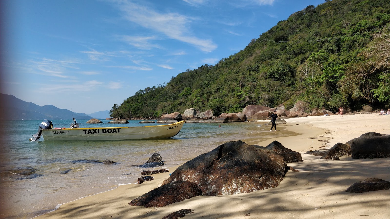 Foto de Praia de Freguesia de Santana com pequena baía