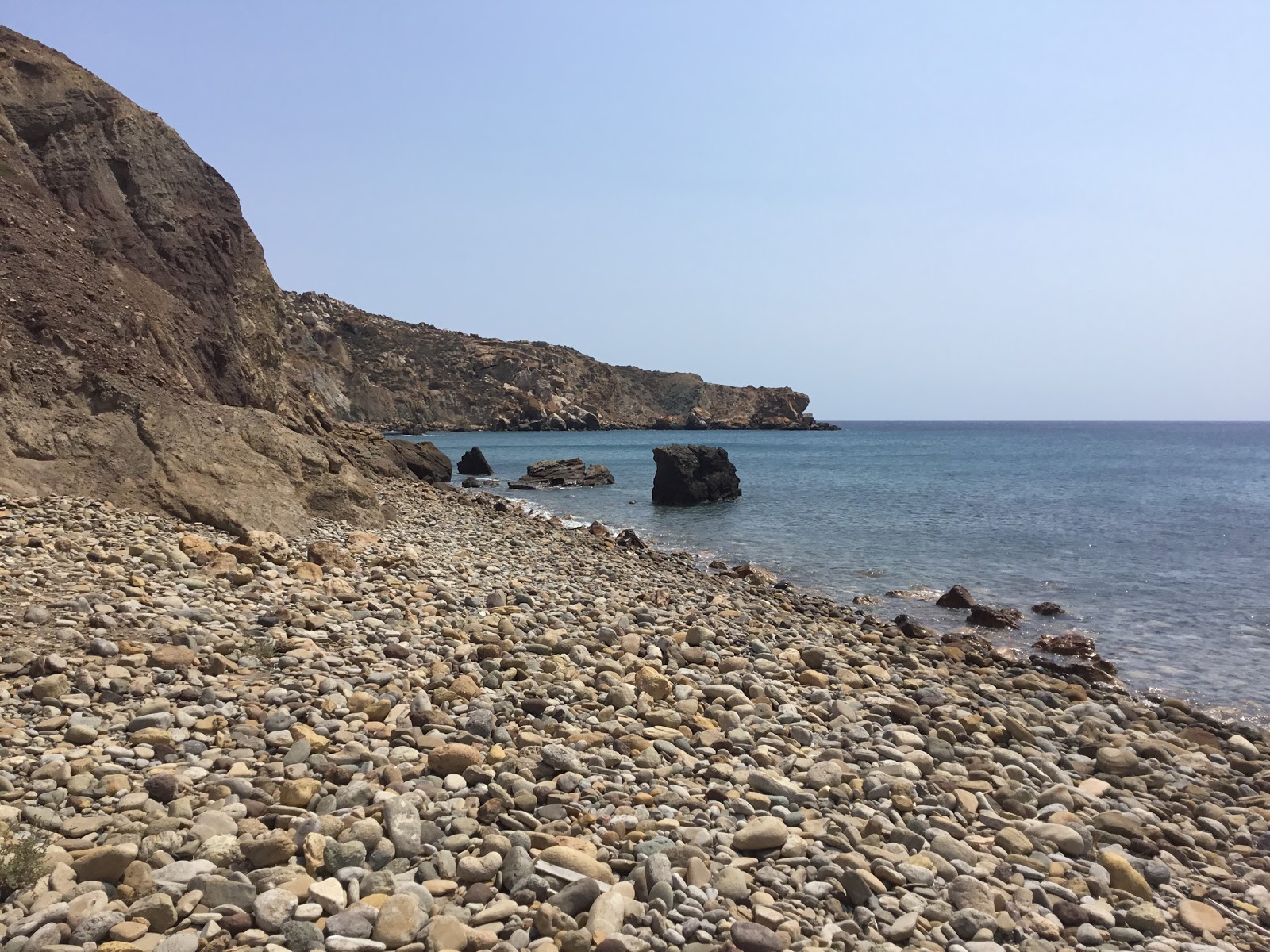 Foto di Anafi beach II con una superficie del sabbia beige e ciottoli