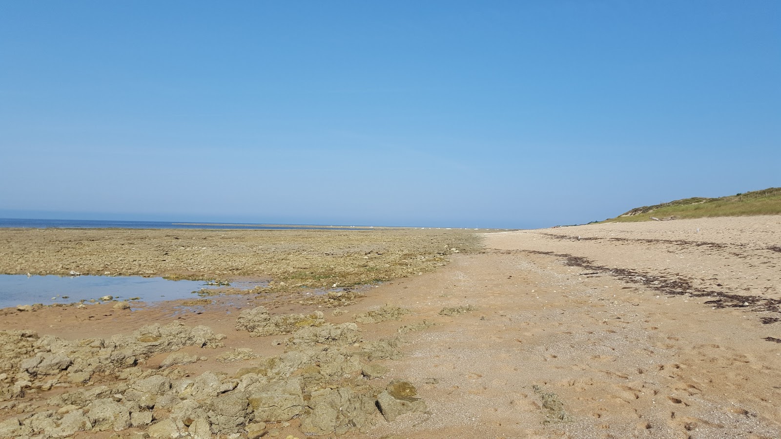 Foto di Plage de la Menouniere con una superficie del sabbia beige
