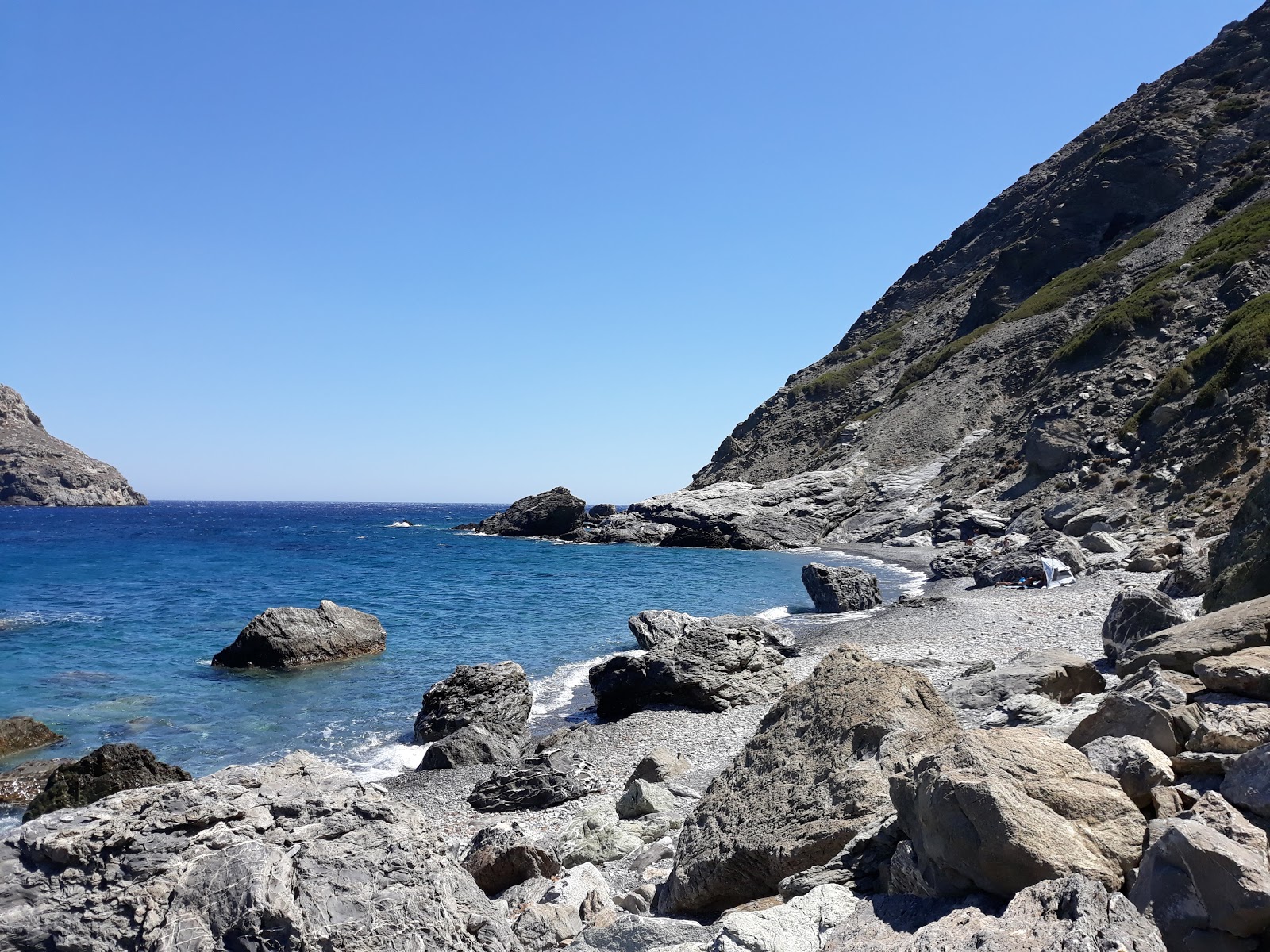 Foto di Kambi beach con una superficie del ciottoli grigi