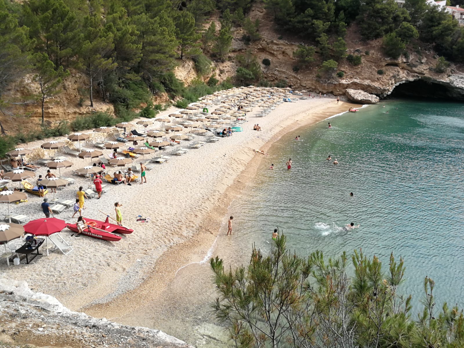 Fotografie cu Spiaggia di Portopiatto zona hotelieră
