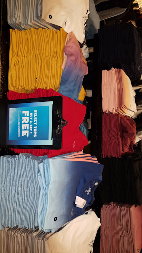 Clothing Store «Hollister Co. Outlet», reviews and photos, 651 Kapkowski Rd, Elizabeth, NJ 07201, USA