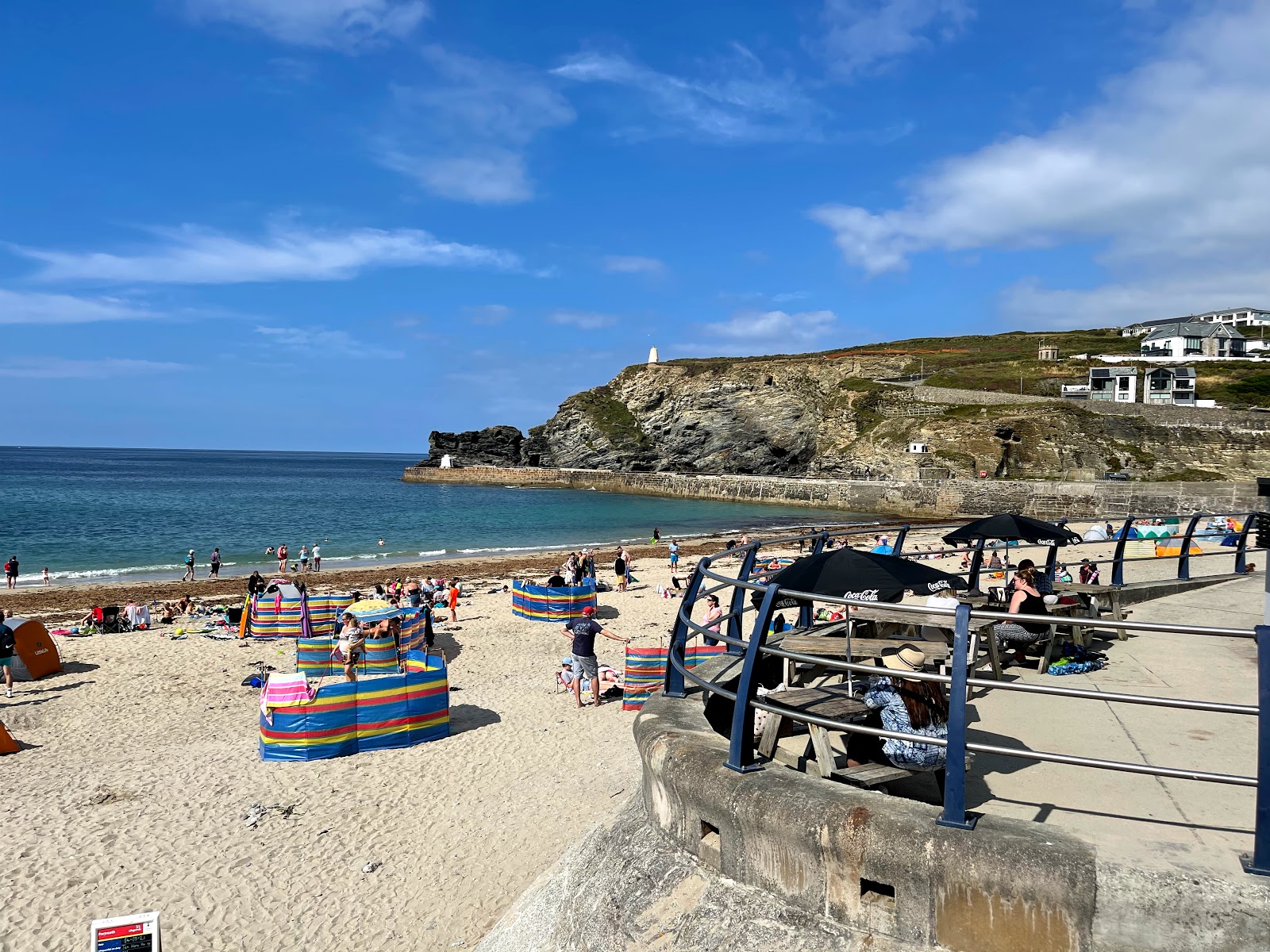 Foto di Spiaggia di Portreath circondato da montagne