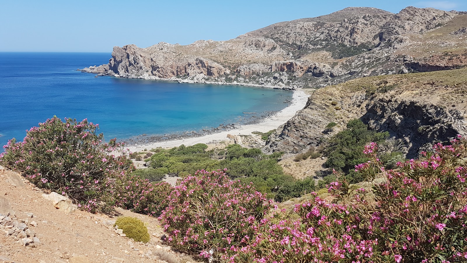 Foto di Kokkina Gremna con una superficie del sabbia beige e ciottoli