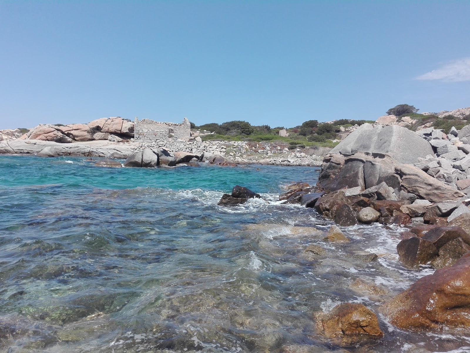 Cala Francese Beach的照片 带有宽敞的海岸线