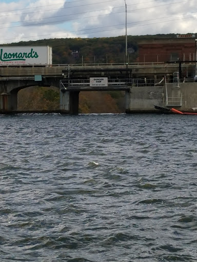 Hamburger Restaurant «Lake Zoar Drive In», reviews and photos, 14 Roosevelt Dr, Stevenson, CT 06491, USA