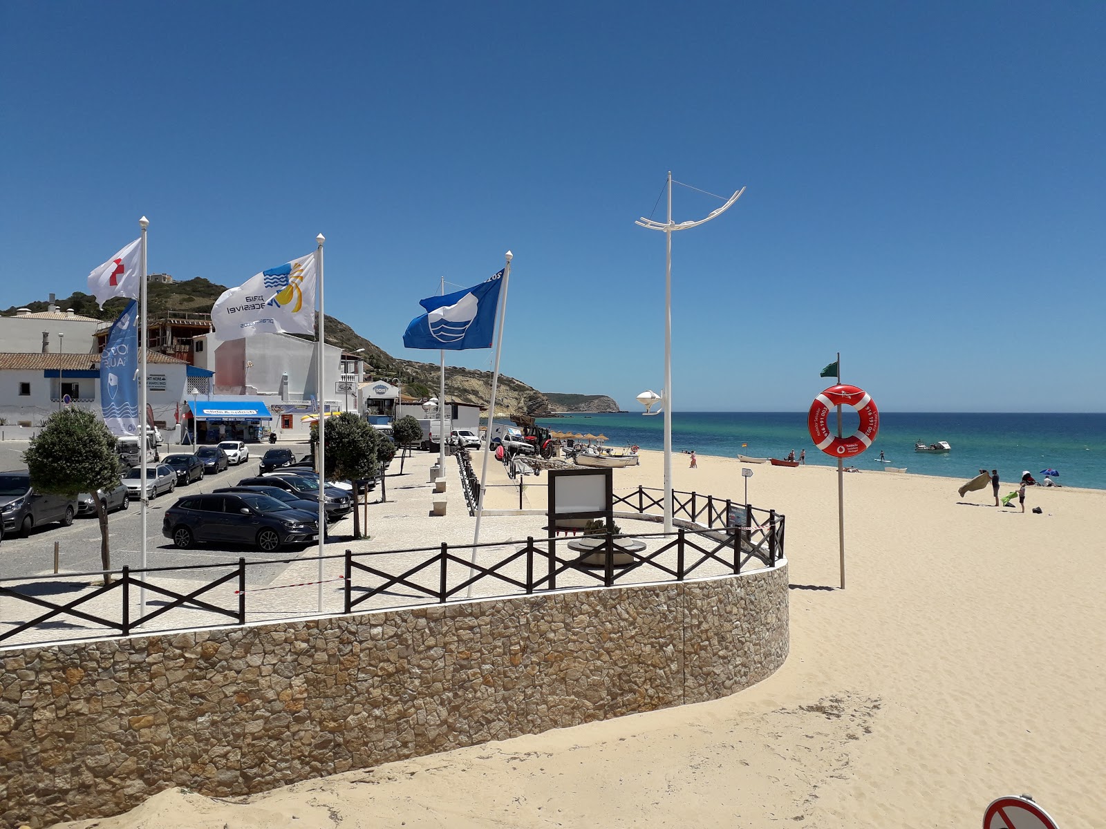 Foto av Praia da Salema omgiven av klippor