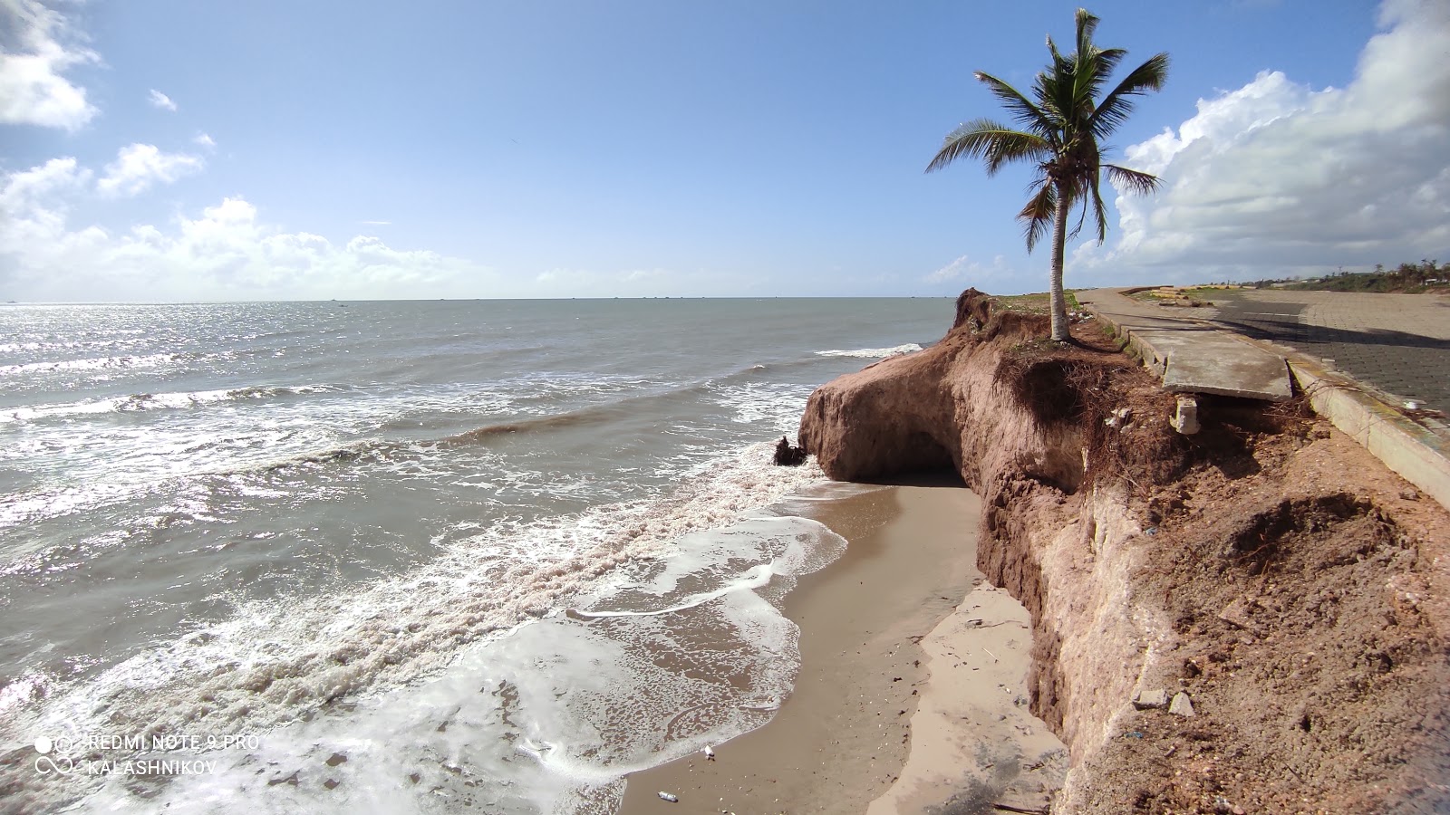 Foto af La Bocana Strand omgivet af bjerge