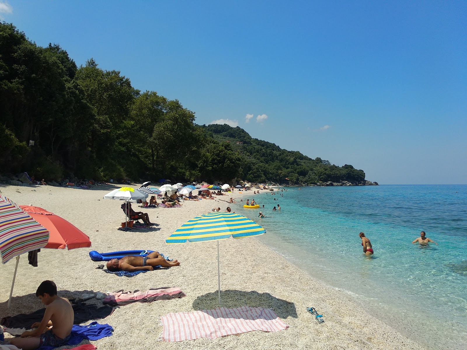 Φωτογραφία του Plaka beach με ψιλά βότσαλα επιφάνεια