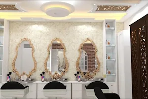 Red Queen beauty parlour image