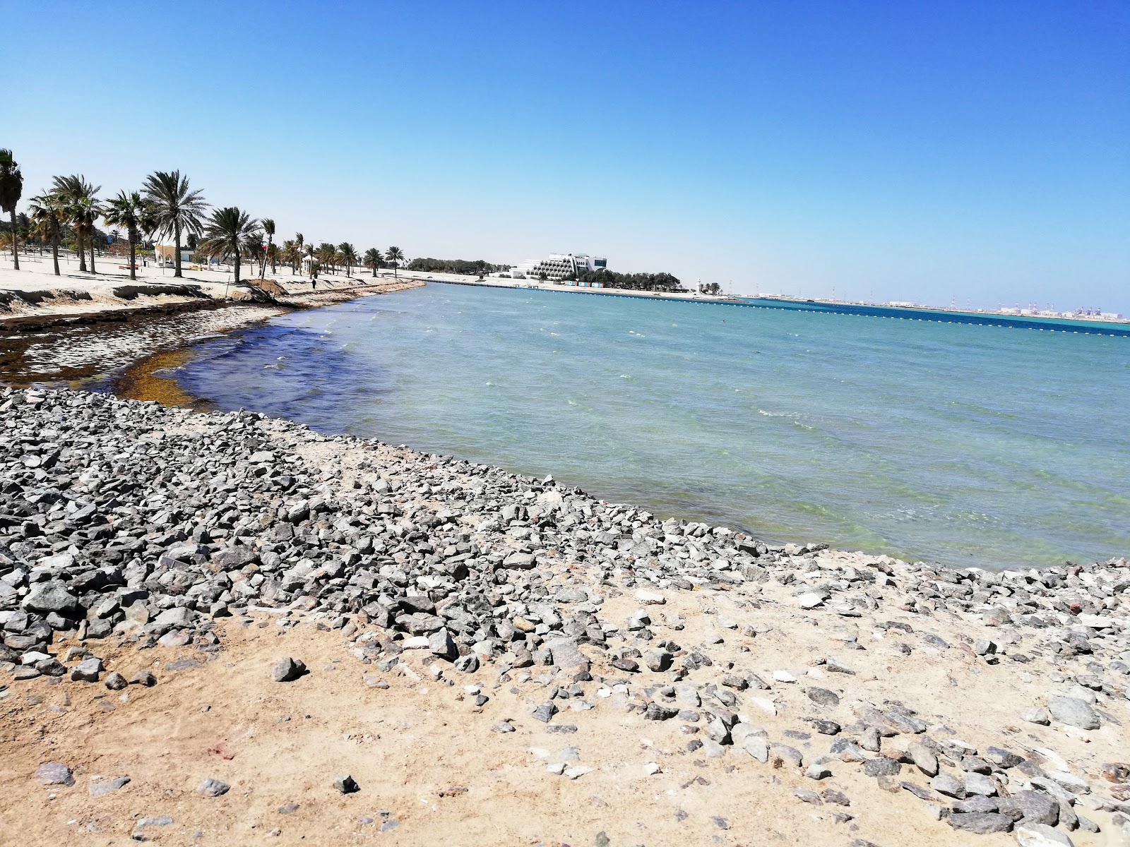 Φωτογραφία του Al Mirfa Beach με επίπεδο καθαριότητας πολύ καθαρό