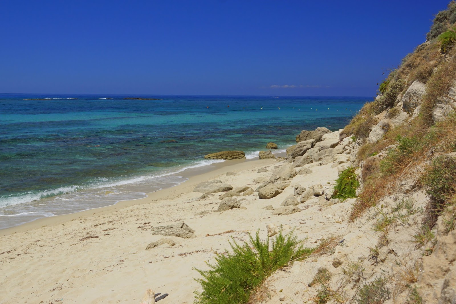 Ricadi beach'in fotoğrafı parlak kum yüzey ile