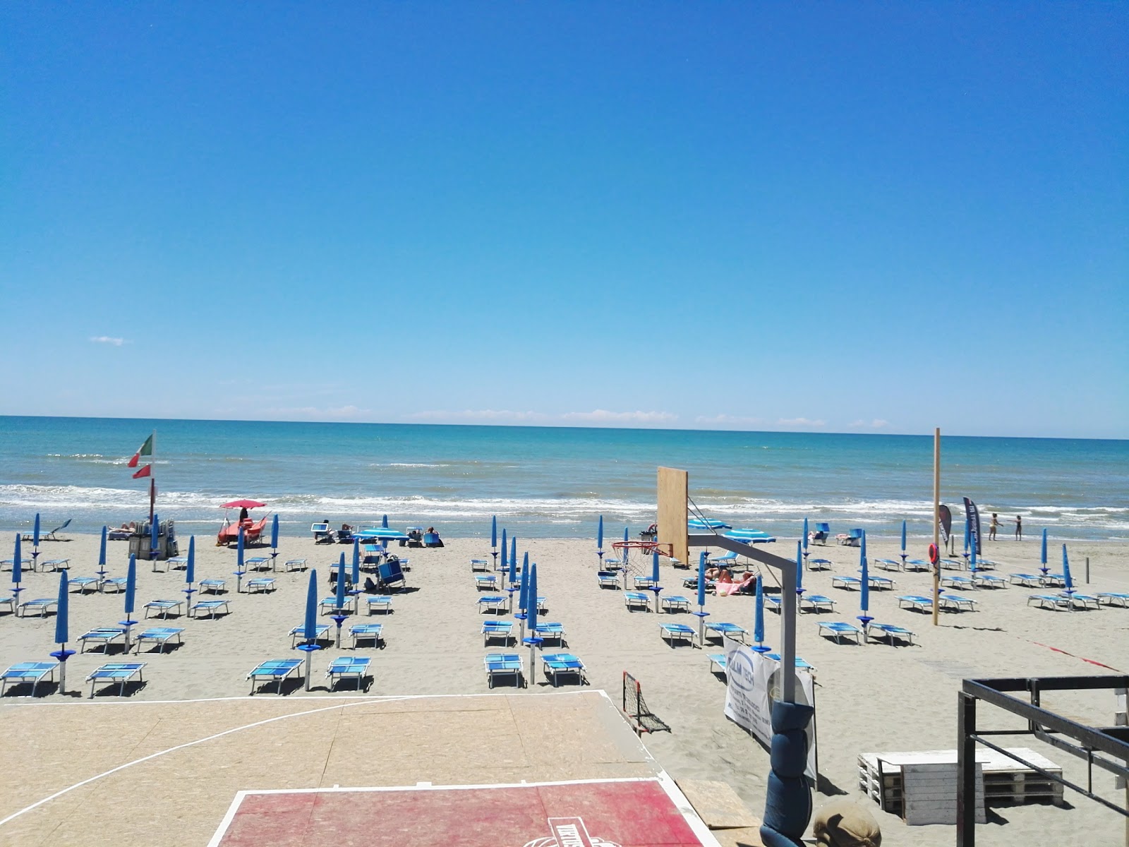 Spiaggia di Torvaianica的照片 带有蓝色的水表面