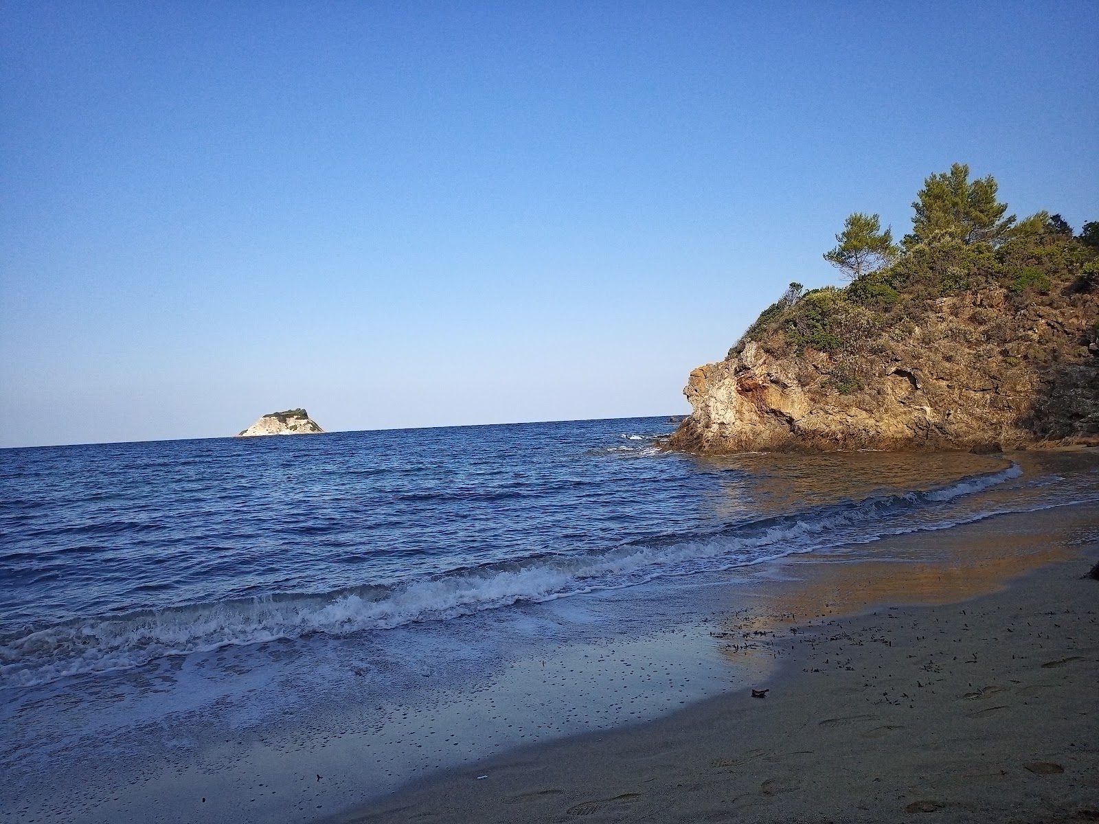Fotografie cu Cirmococcal beach amplasat într-o zonă naturală
