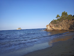 Fotografie cu Cirmococcal beach amplasat într-o zonă naturală