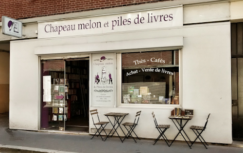 Chapeau melon et piles de livres à Amiens